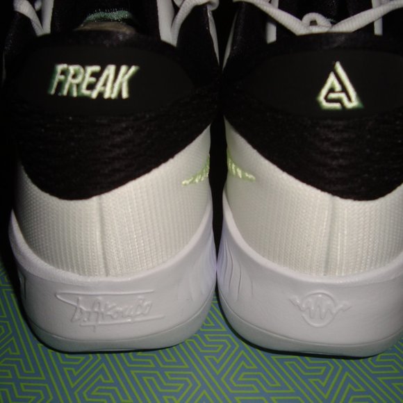 NEW Nike Zoom Freak 4 Coastline Volt DJ6149-100 Men's Sz. 11.5 Giannis NIB Greek - Picture 8 of 13